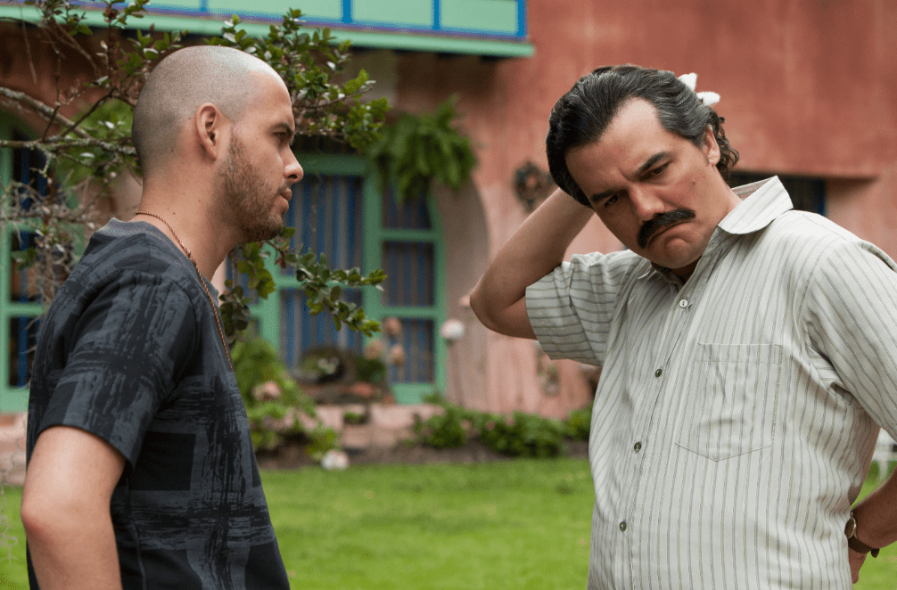 Alejandro Buitrago and Wagner Moura in the middle of a conversation