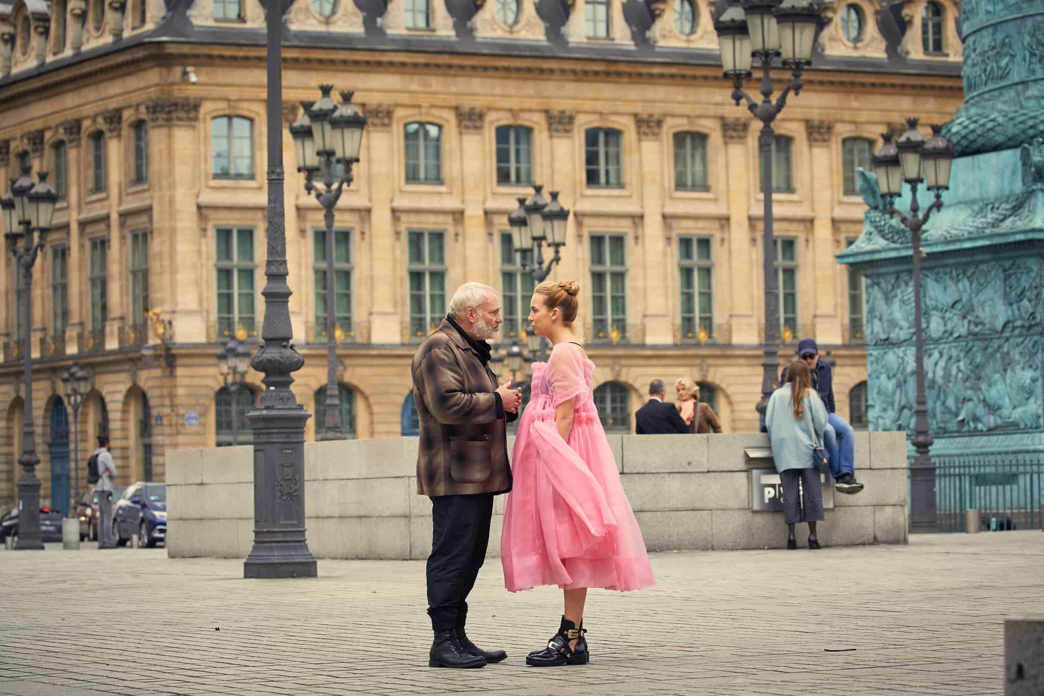 Konstantin and Villanelle talking in Place Vendôme, Paris