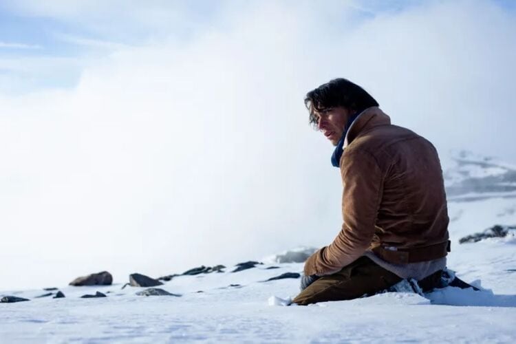 A man kneels in the snow in this photo by Misión de Audaces Films.